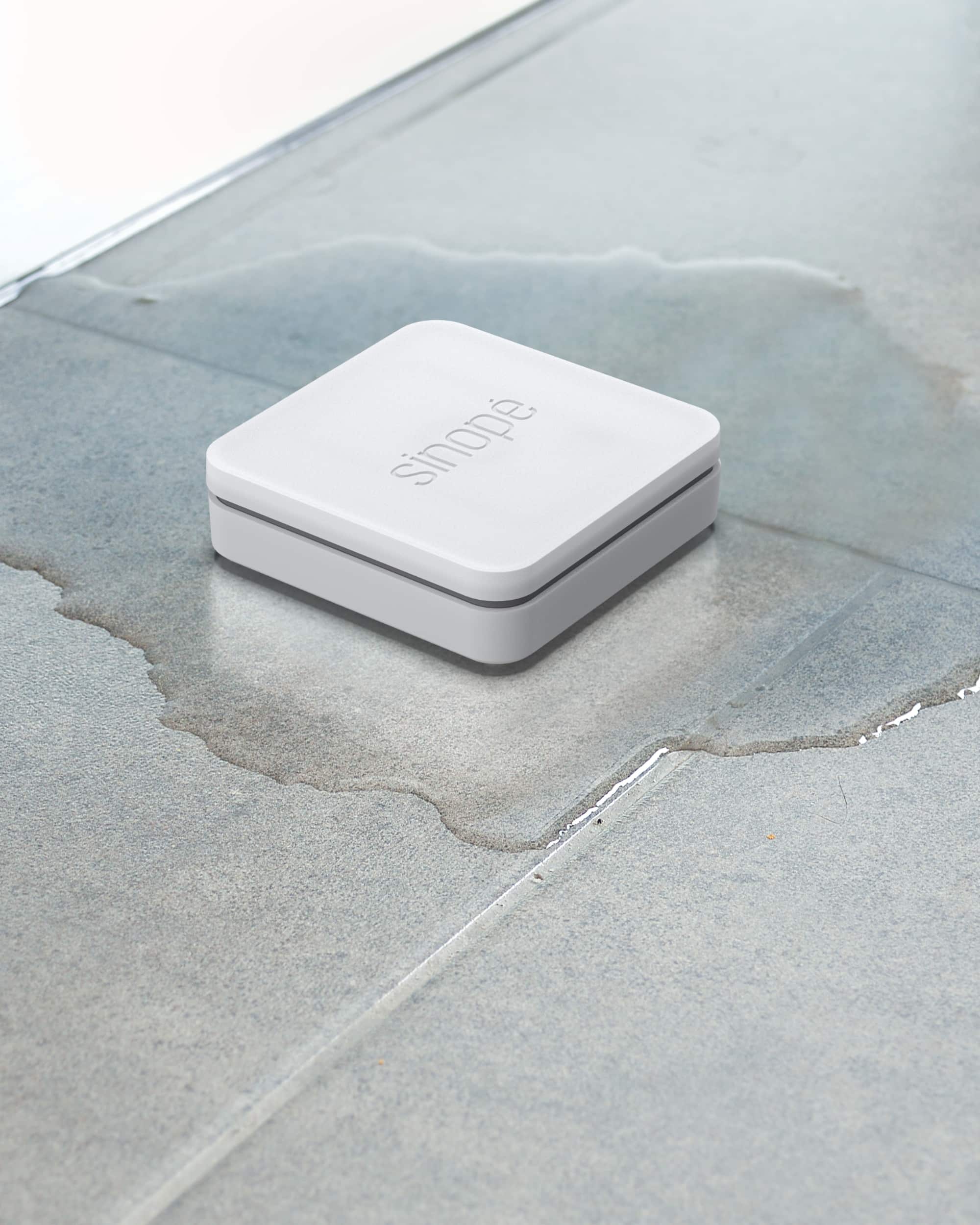 Water leak detector capting water damage