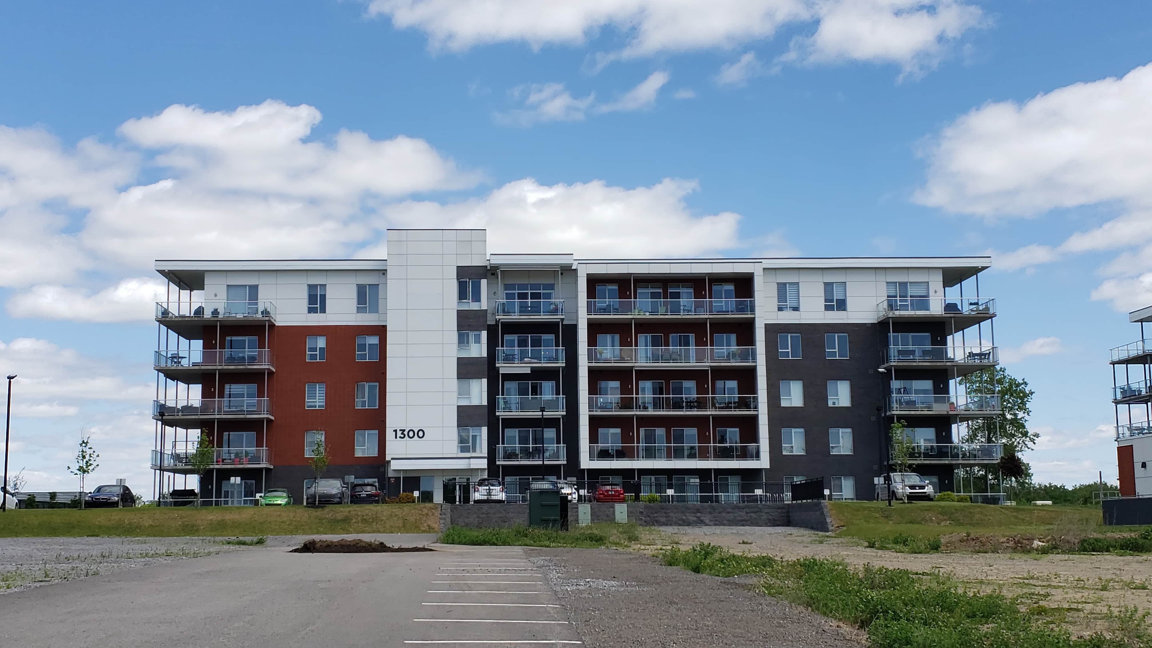 Bâtiment Adresse sur le Fleuve 1300 qui est équipé de notre système Sedna
