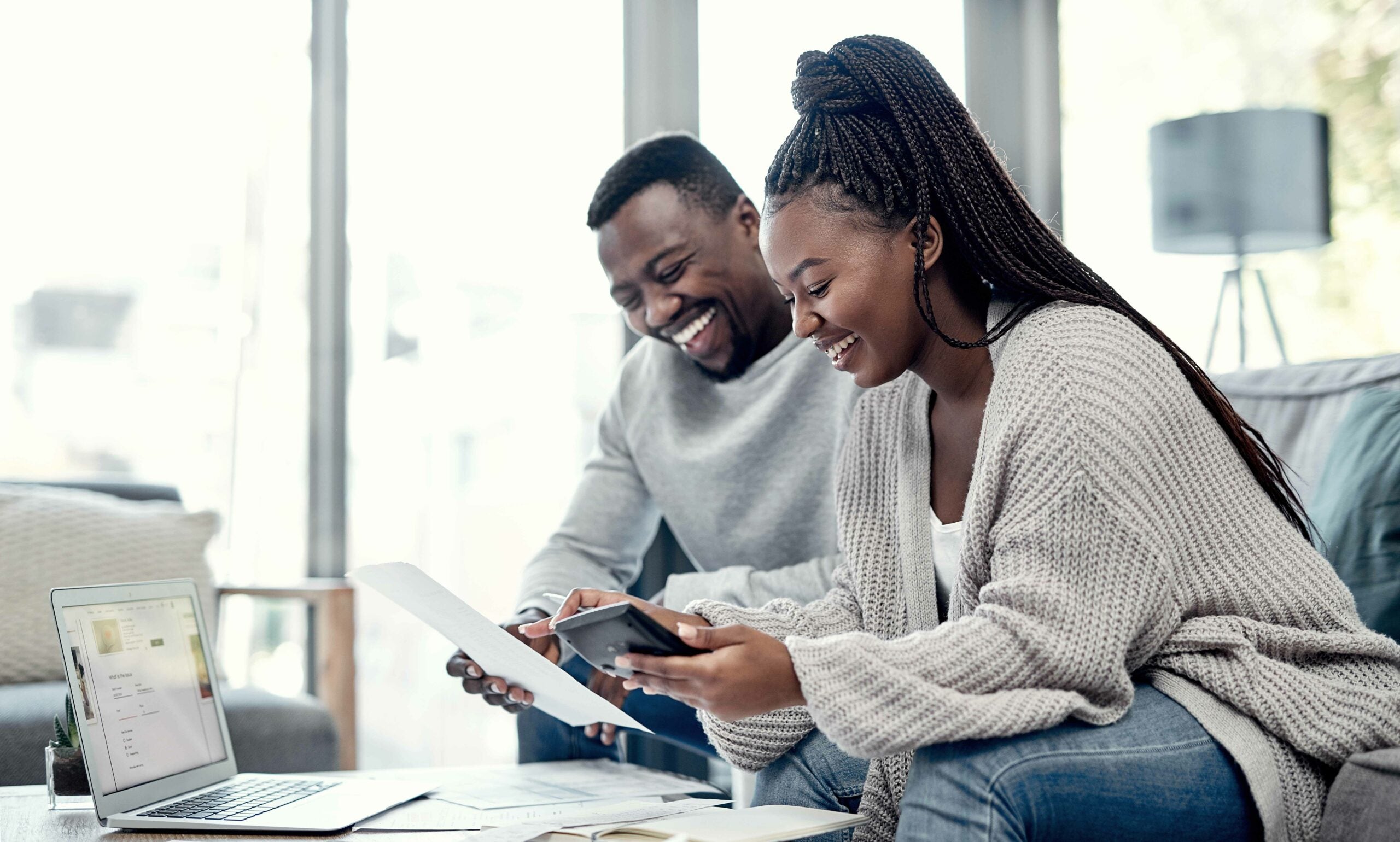 Homme et femme afroaméricain regardant une facture