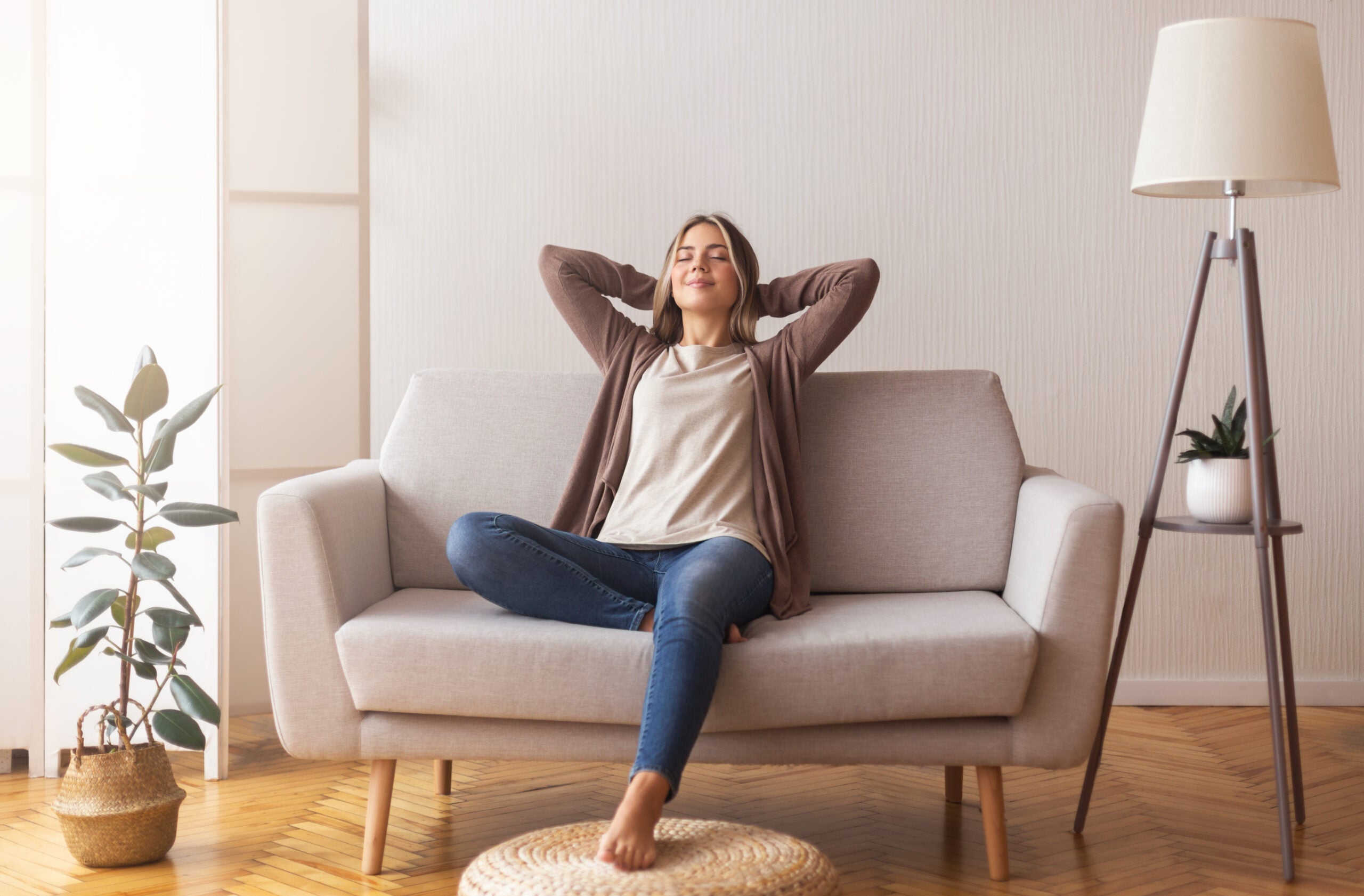 Femme assise confortablement sur un divan